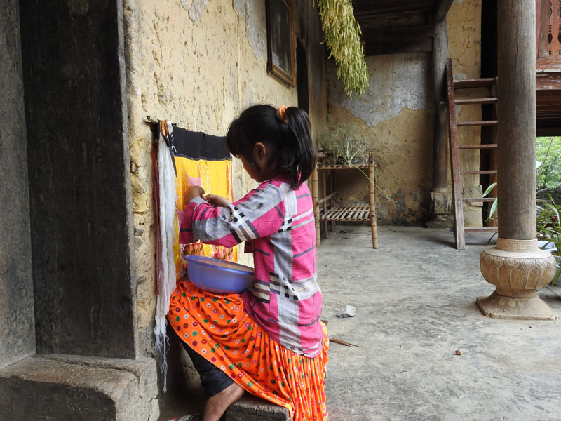 broderie par la fille Nha Nhi à Hagiang broderie par la fille Nha Nhi à Hagiang