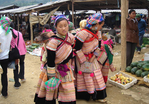 les femmes H'mong au marché Bac Ha les femmes H'mong au marché Bac Ha